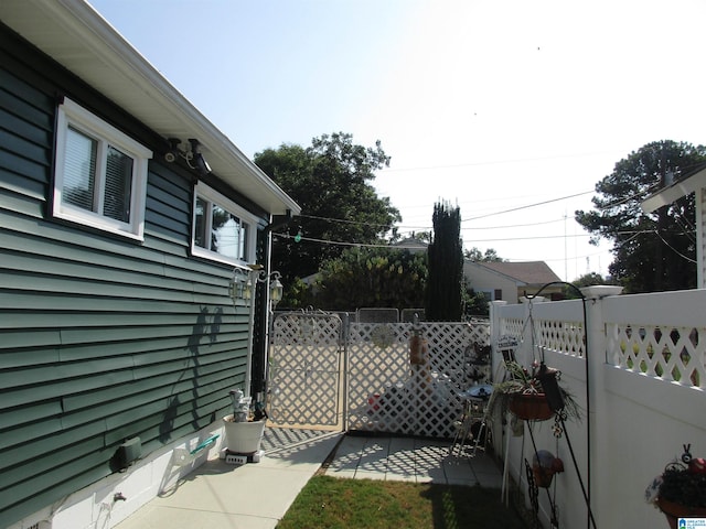 view of yard featuring a patio