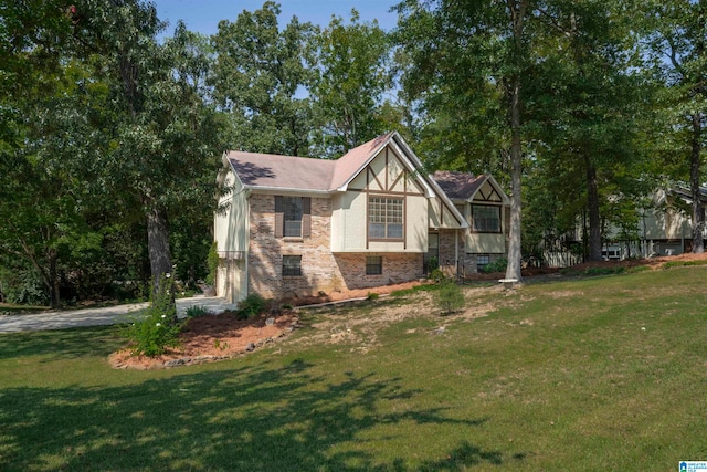 view of front facade featuring a front yard