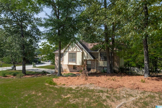 view of front facade with a front yard