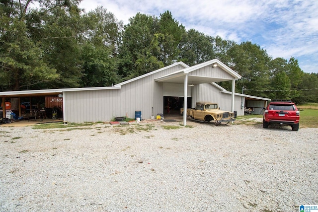 view of front of property featuring an outdoor structure