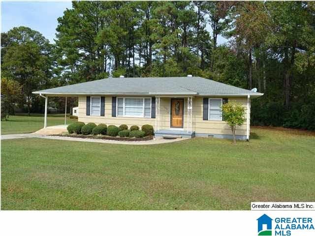 single story home with a front lawn