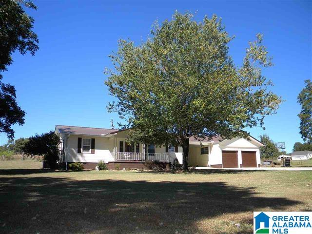 view of front of property featuring a front lawn and covered porch