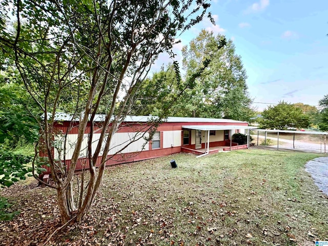 view of front of house featuring a front lawn