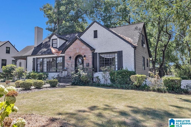 view of front of property with a front lawn