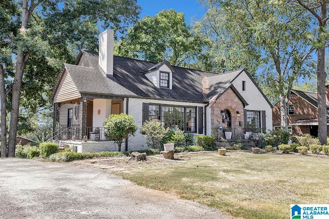 view of front facade featuring a porch and a front lawn