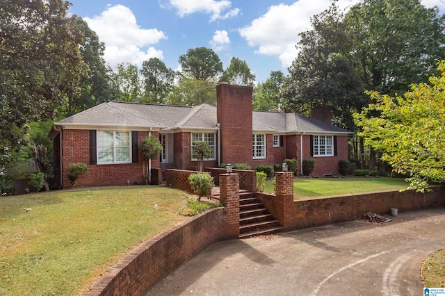 single story home featuring a front lawn