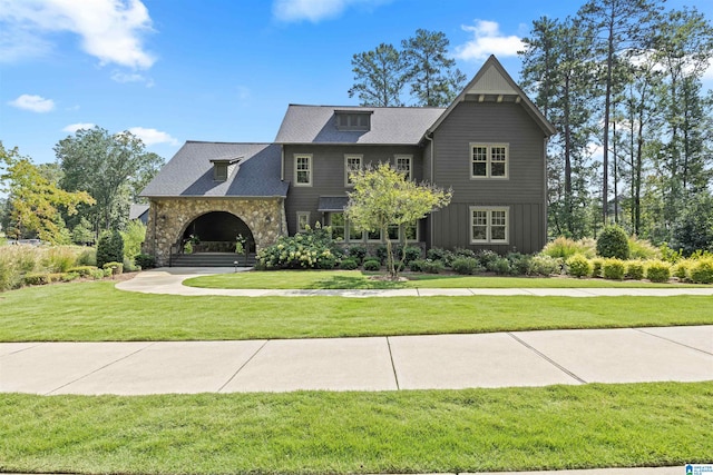 view of front of home featuring a front lawn