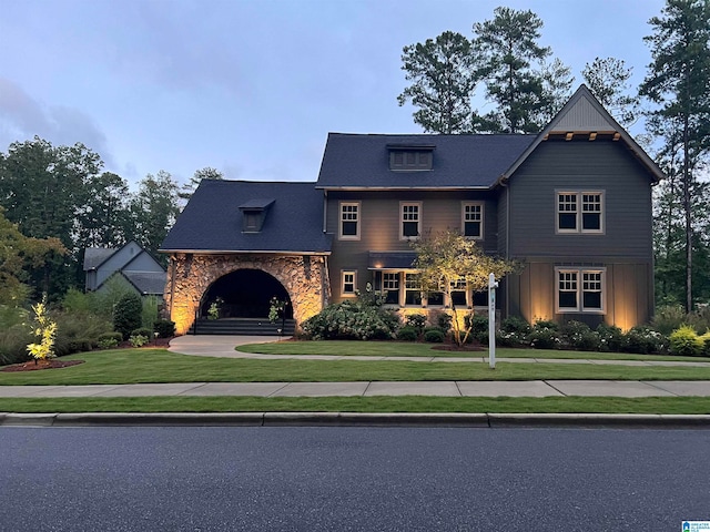 view of front facade with a front yard