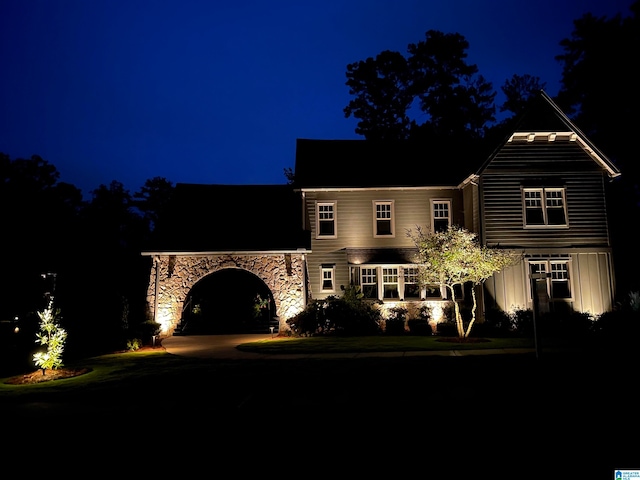 view of front facade featuring a yard