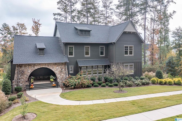 view of front facade featuring a front lawn