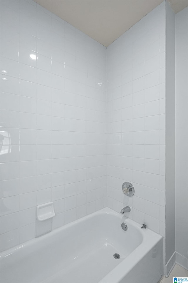 bathroom featuring tiled shower / bath