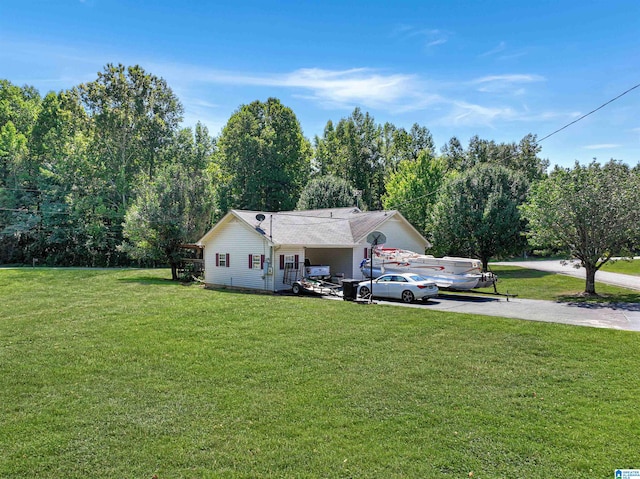 single story home featuring a front lawn