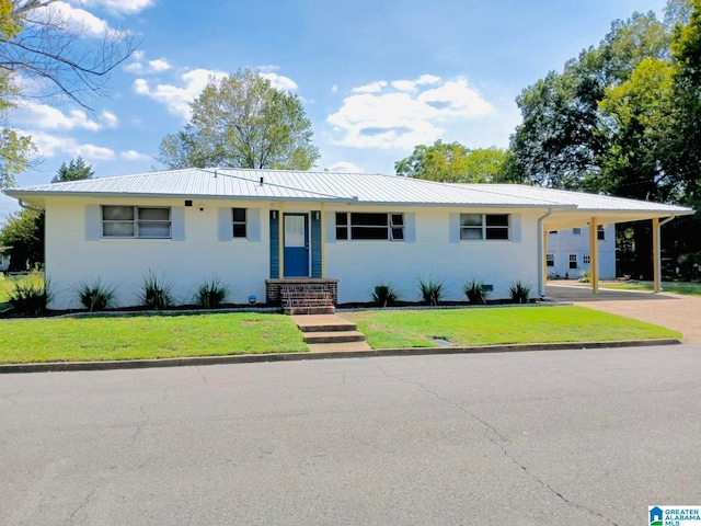 ranch-style house featuring a front yard