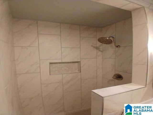 bathroom featuring a tile shower