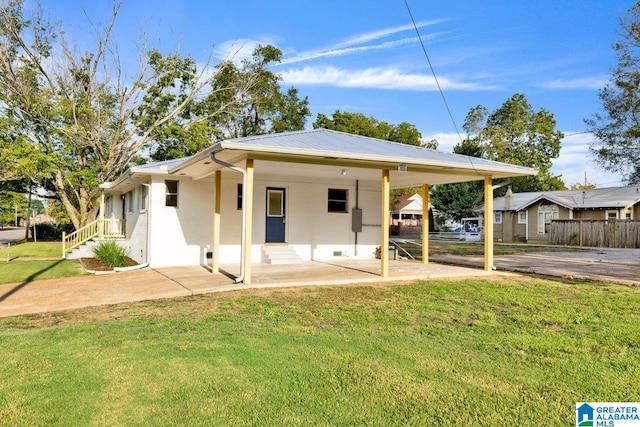 view of front facade featuring a front yard and a carport