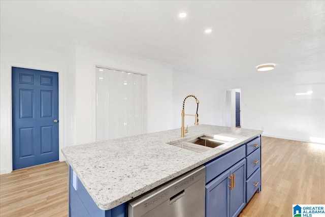 kitchen featuring light wood-type flooring, sink, a kitchen island with sink, and dishwasher