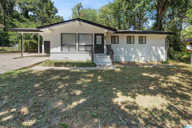 view of front of house featuring a front yard and a carport