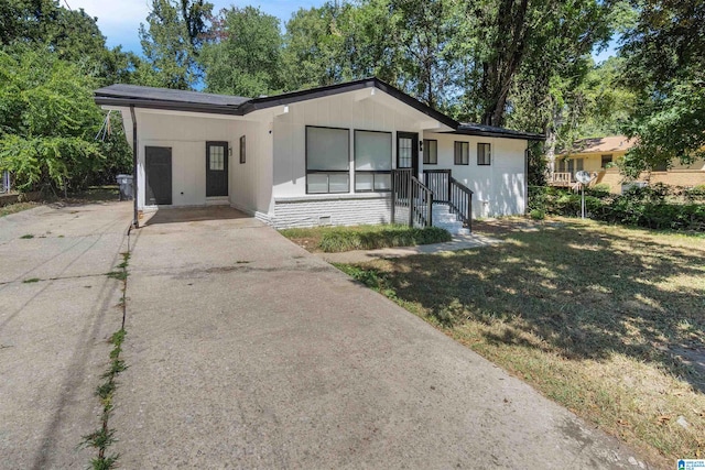 view of front of home featuring a front yard and a carport