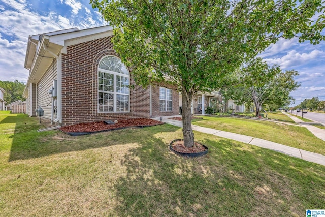 view of front of home featuring a front lawn