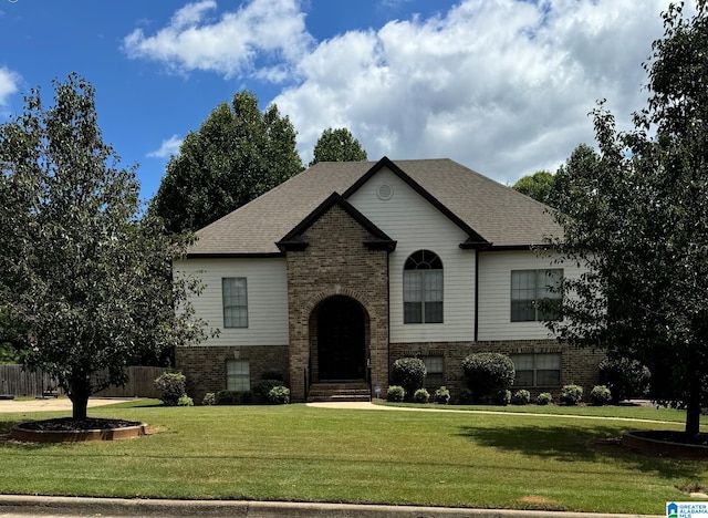 view of front of home featuring a front yard