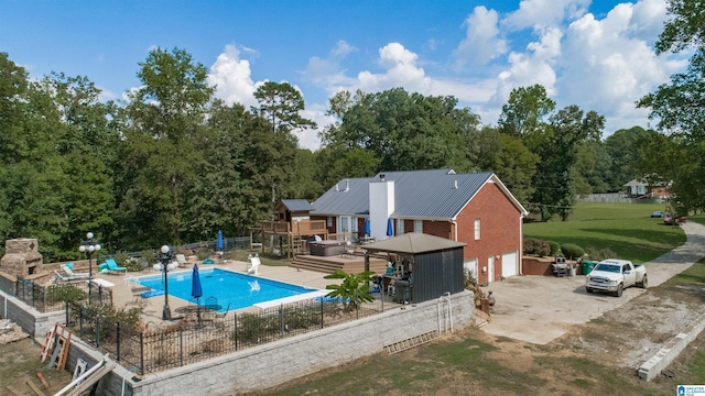 view of swimming pool featuring a yard