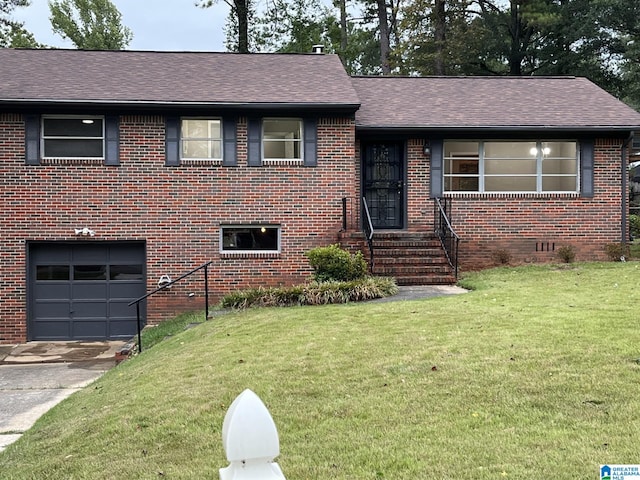 view of front facade featuring a front yard and a garage