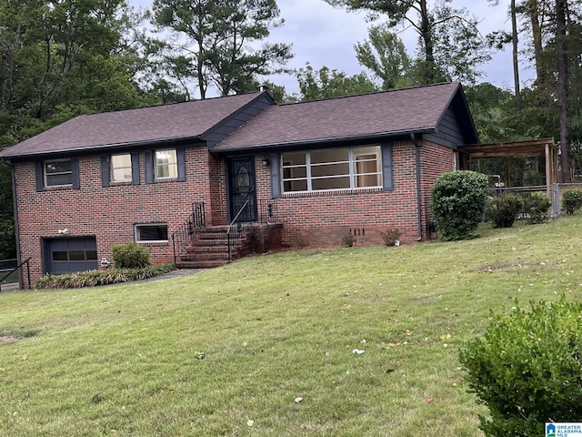 view of front of property featuring a front yard