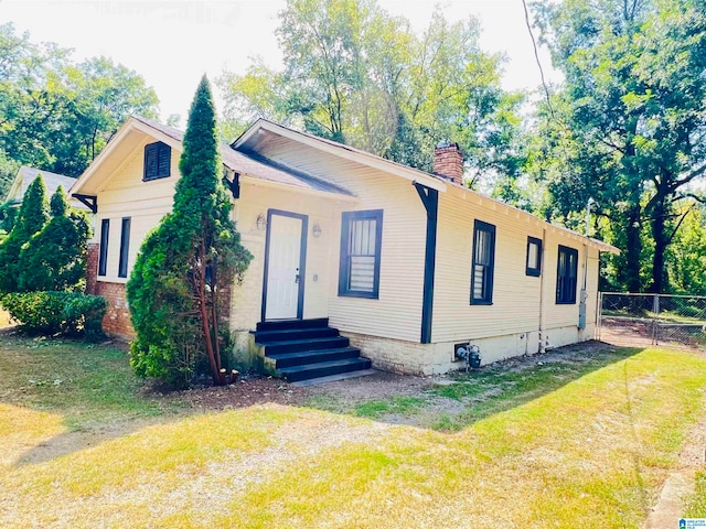 view of front of property featuring a front lawn