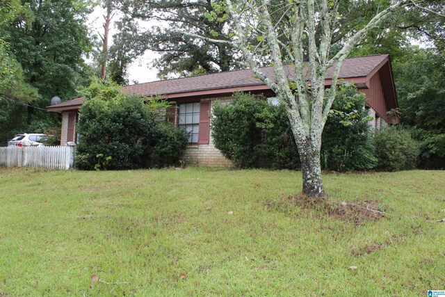 view of front of home featuring a front lawn