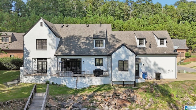 view of front of home featuring a front lawn