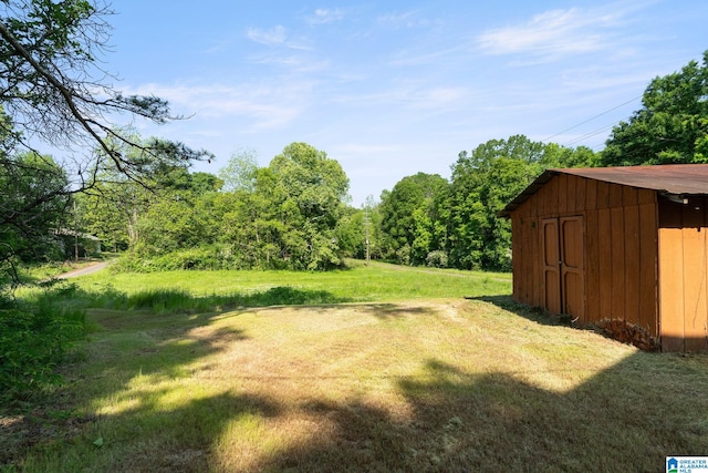 view of yard featuring an outdoor structure and a shed
