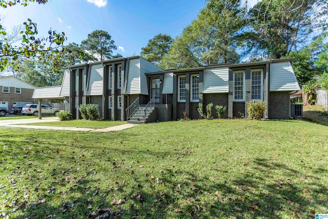 view of front of home featuring a carport and a front yard