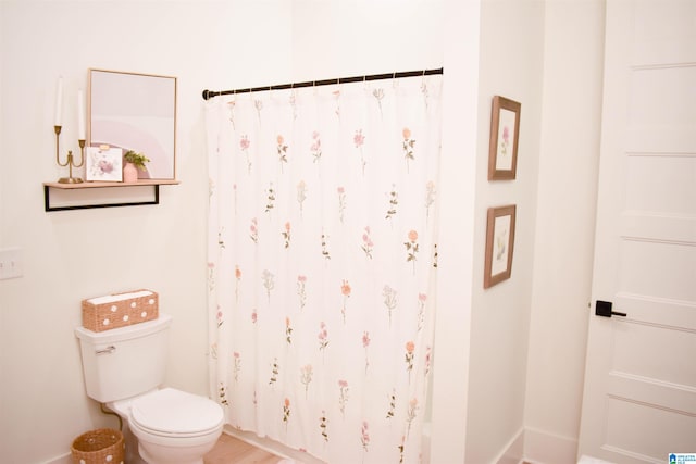 bathroom featuring toilet and shower / bath combo