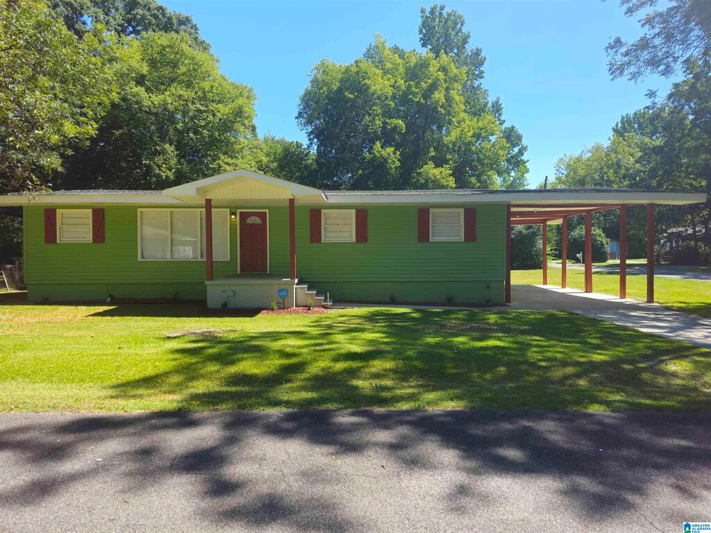 view of front of home with a carport and a front yard