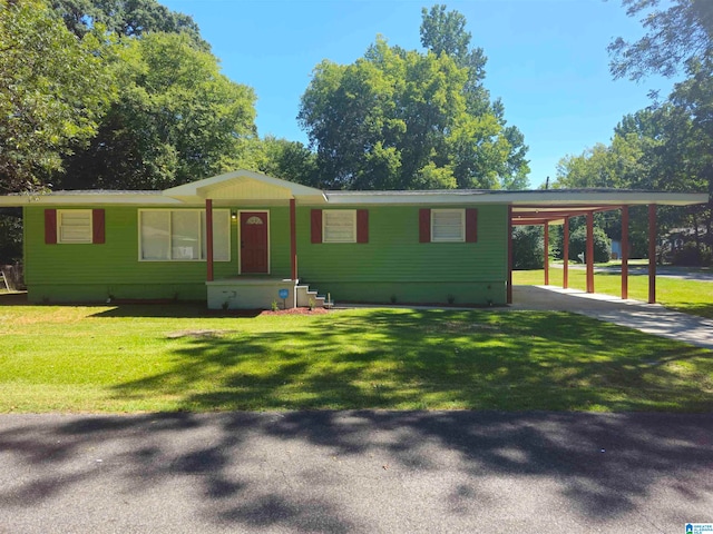 view of front of home with a carport and a front yard