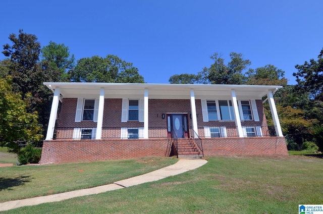 view of front of house featuring a front yard