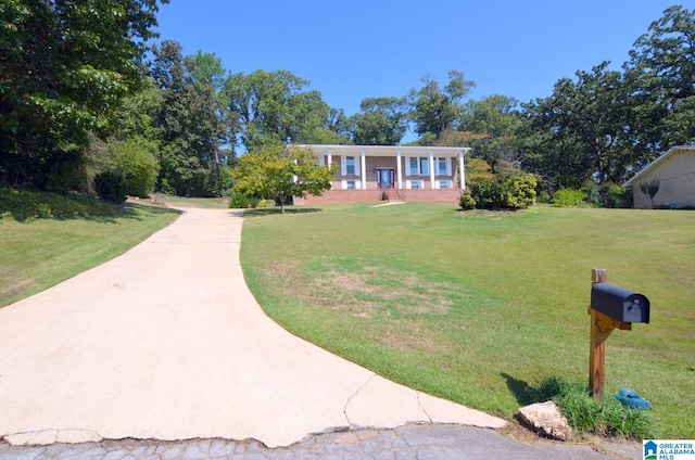 view of front of home featuring a front lawn