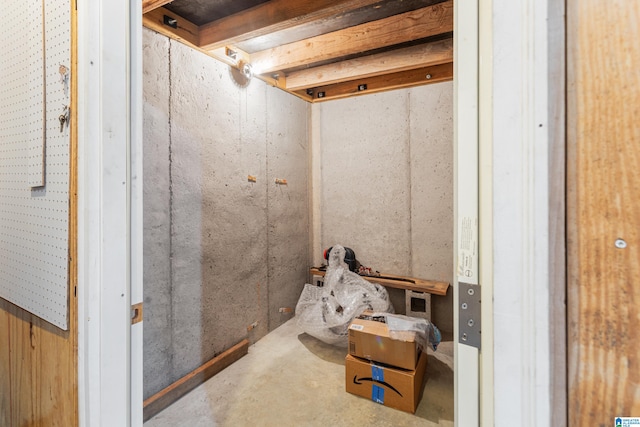 bathroom featuring concrete floors