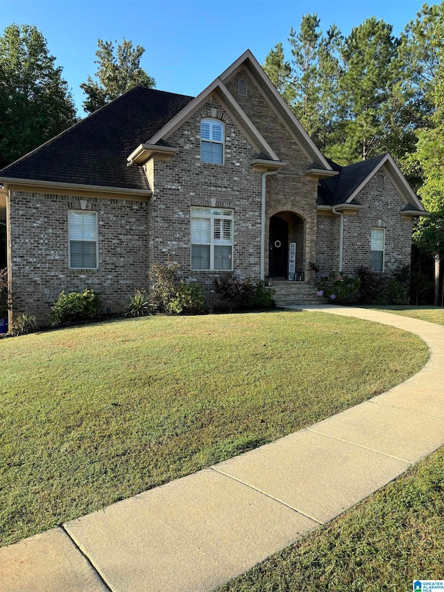 view of front facade with a front lawn