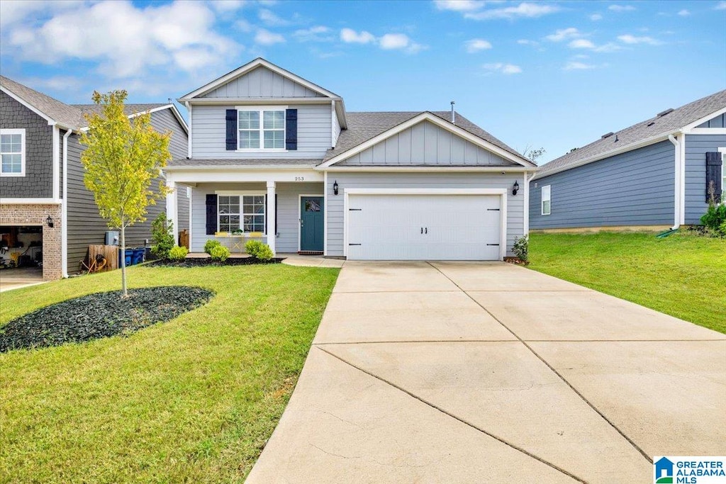 craftsman inspired home featuring a front yard