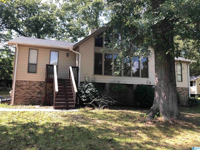 view of front of house featuring a front yard