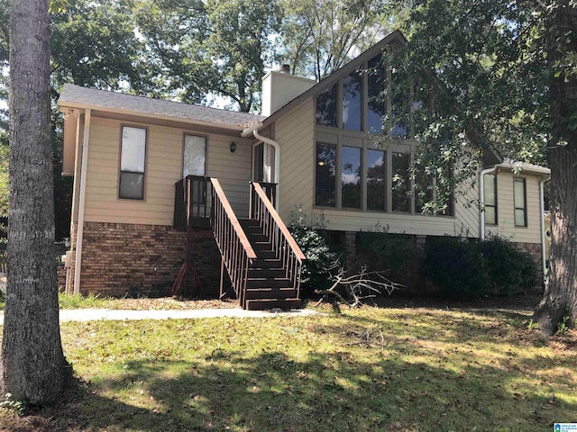 back of house featuring a lawn