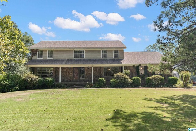 view of front facade featuring a front yard