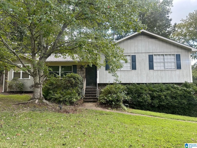 tri-level home featuring a front yard