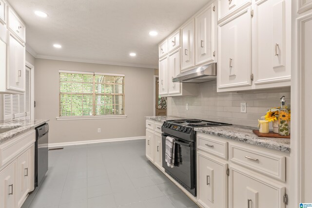kitchen featuring tasteful backsplash, white cabinetry, under cabinet range hood, black range with electric stovetop, and baseboards