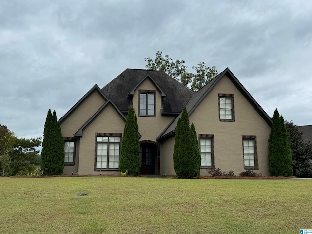 view of front of house featuring a front lawn