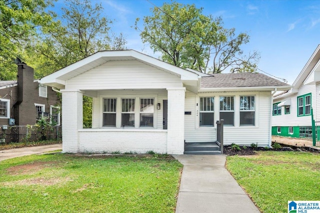 view of front facade with a front lawn