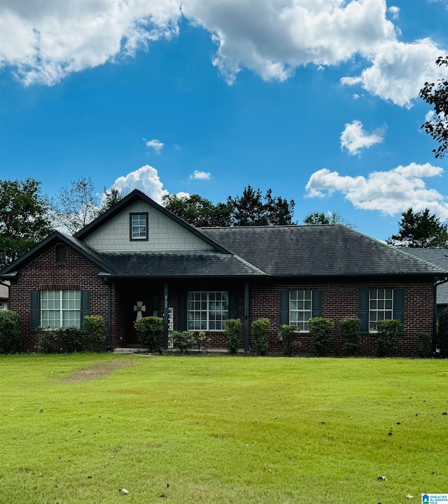 view of front of property featuring a front yard