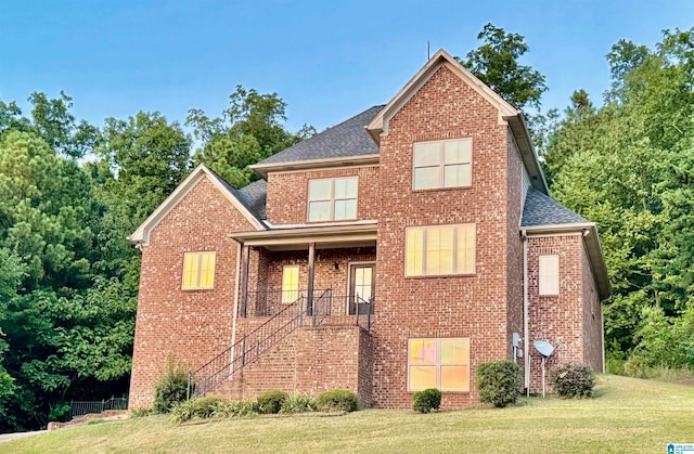 view of front facade featuring a front yard