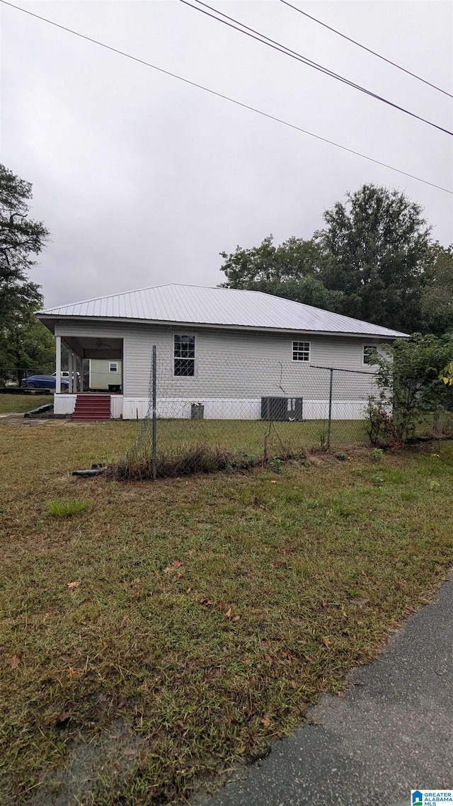 view of front of property with a front lawn